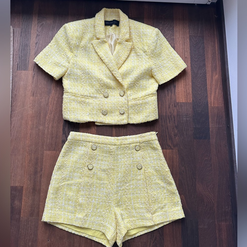 VICI/ Endless rose - 2 piece set- yellow- SZE M- Chanel style